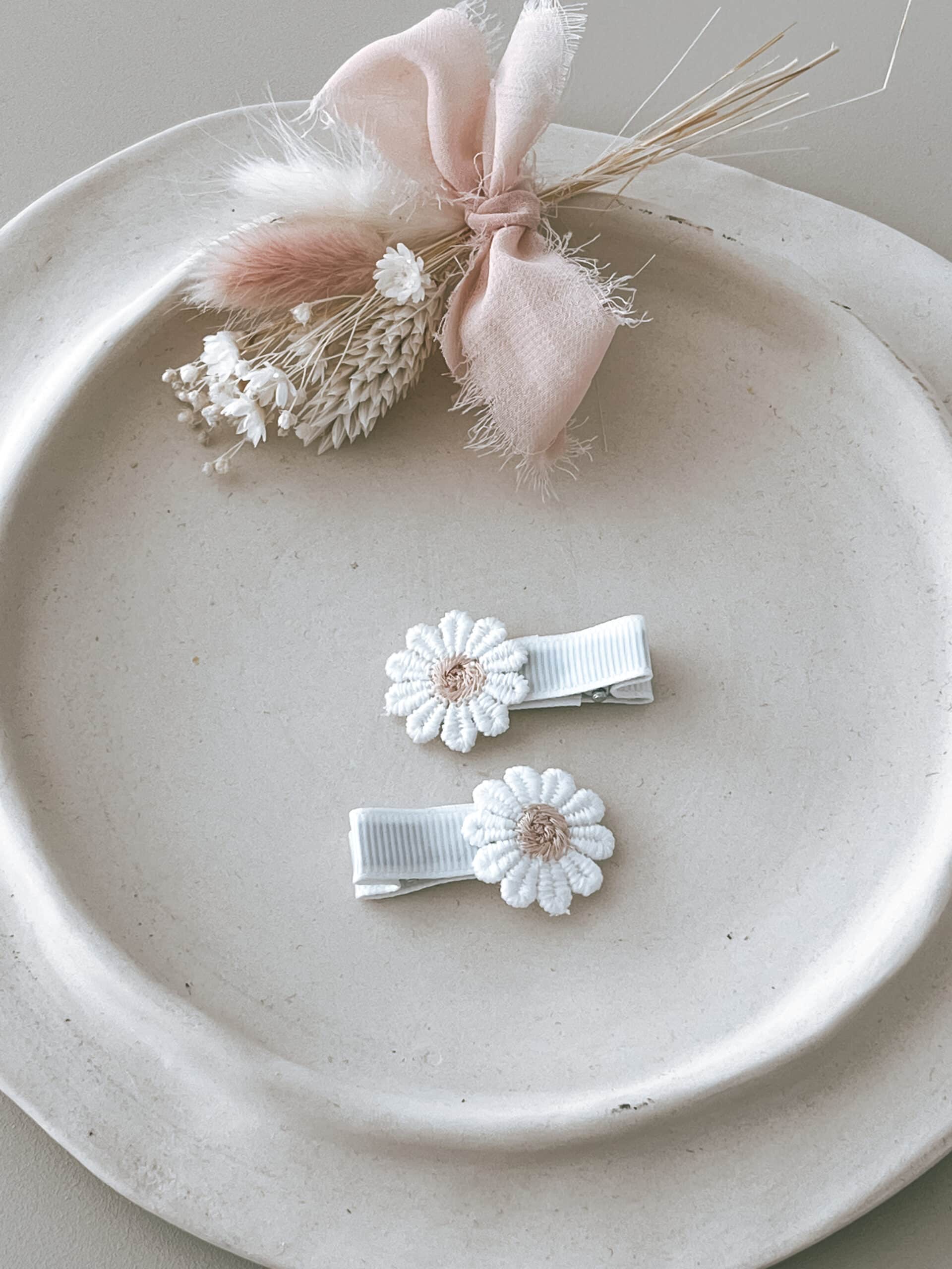 SET VAN 2 BLOEMEN BABY HAARSCHUIVERTJES